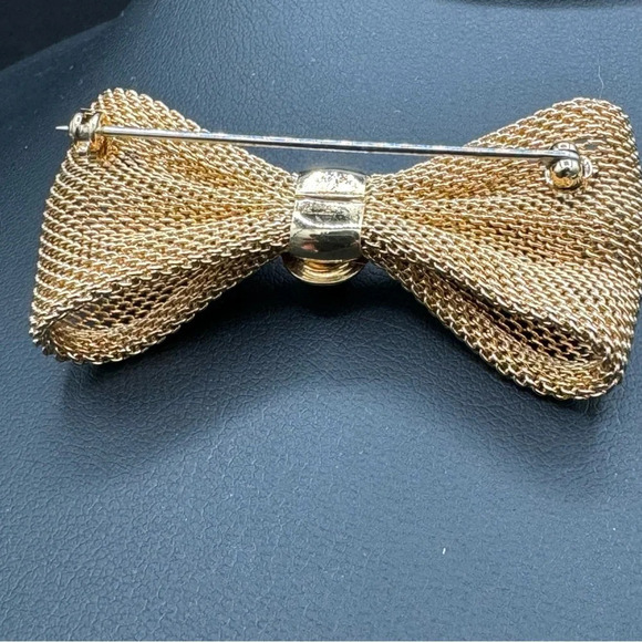 Bow Tie Pin with Purple Lucite Cabochon Jewel in Gold Tone Mesh - Picture 10 of 12